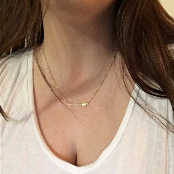 Gold arrow necklace - Picture 3 of 5